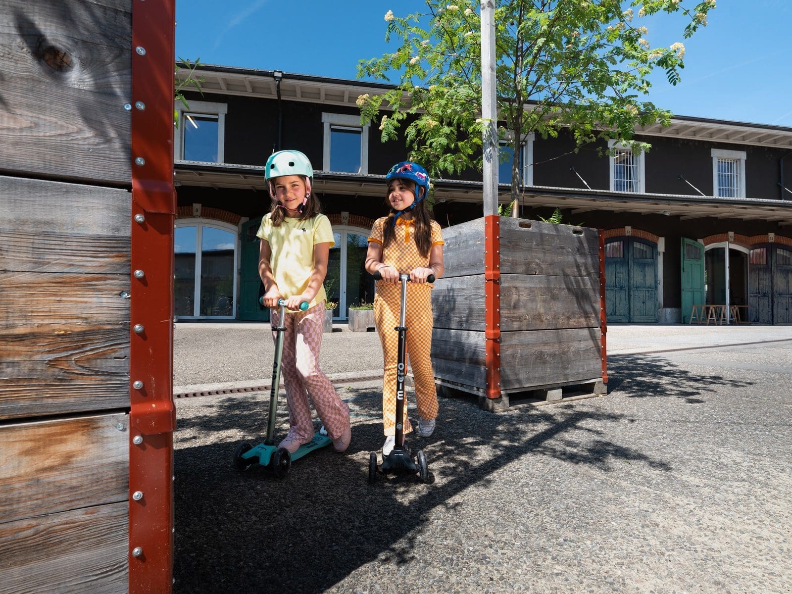 patinete como transporte escolar Maxi Micro Deluxe ECO Mixed