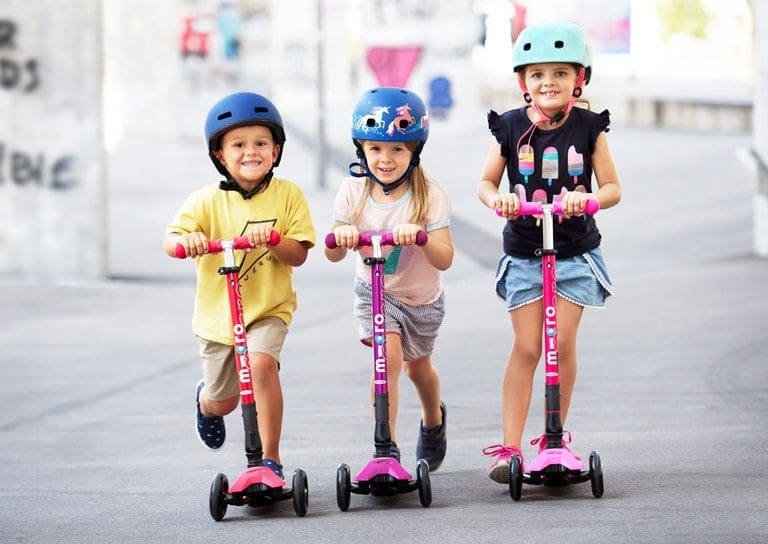 Niños desarrollando su capacidad psicomotriz con Micro