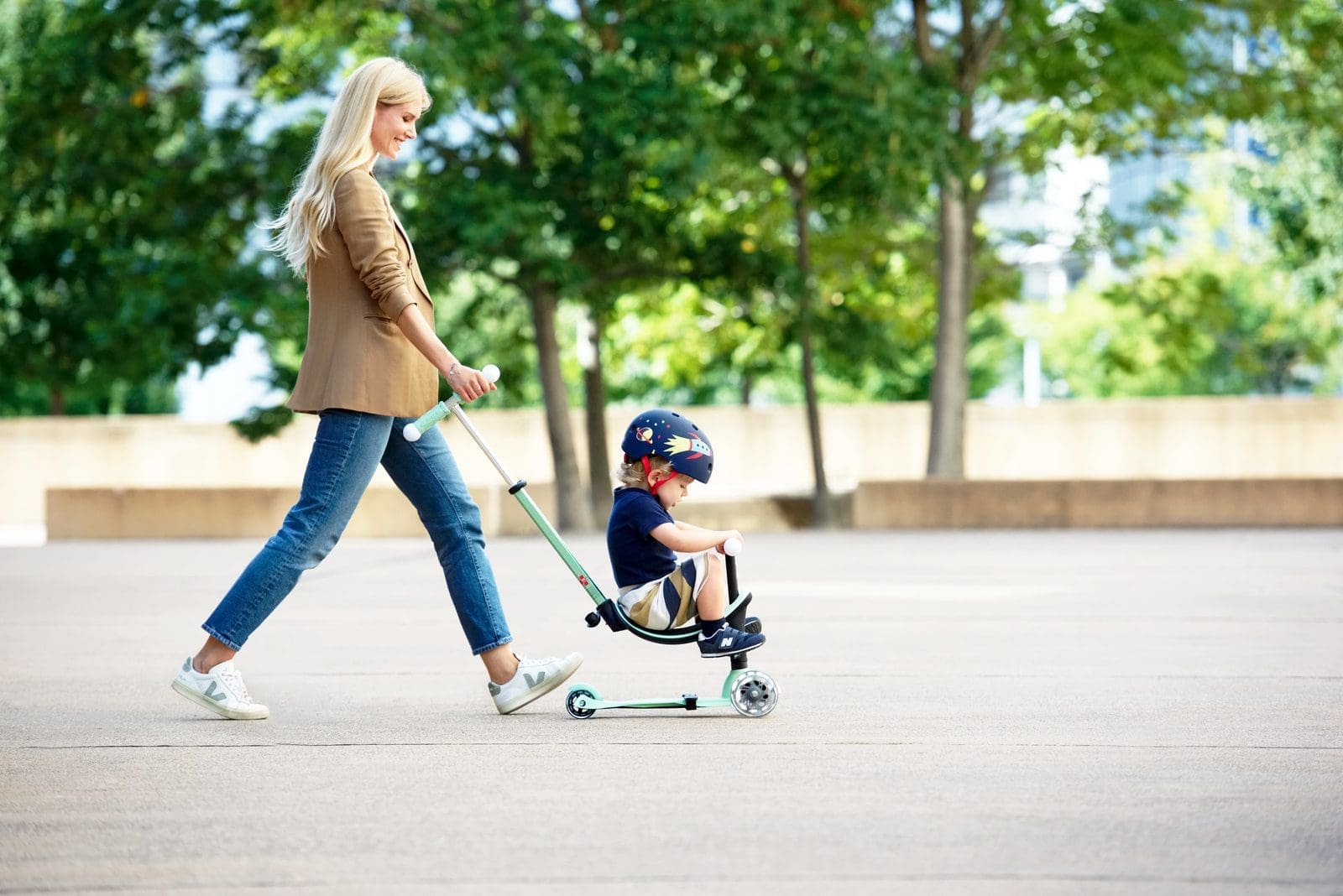 Enseñar a tu hijo a montar en patinete