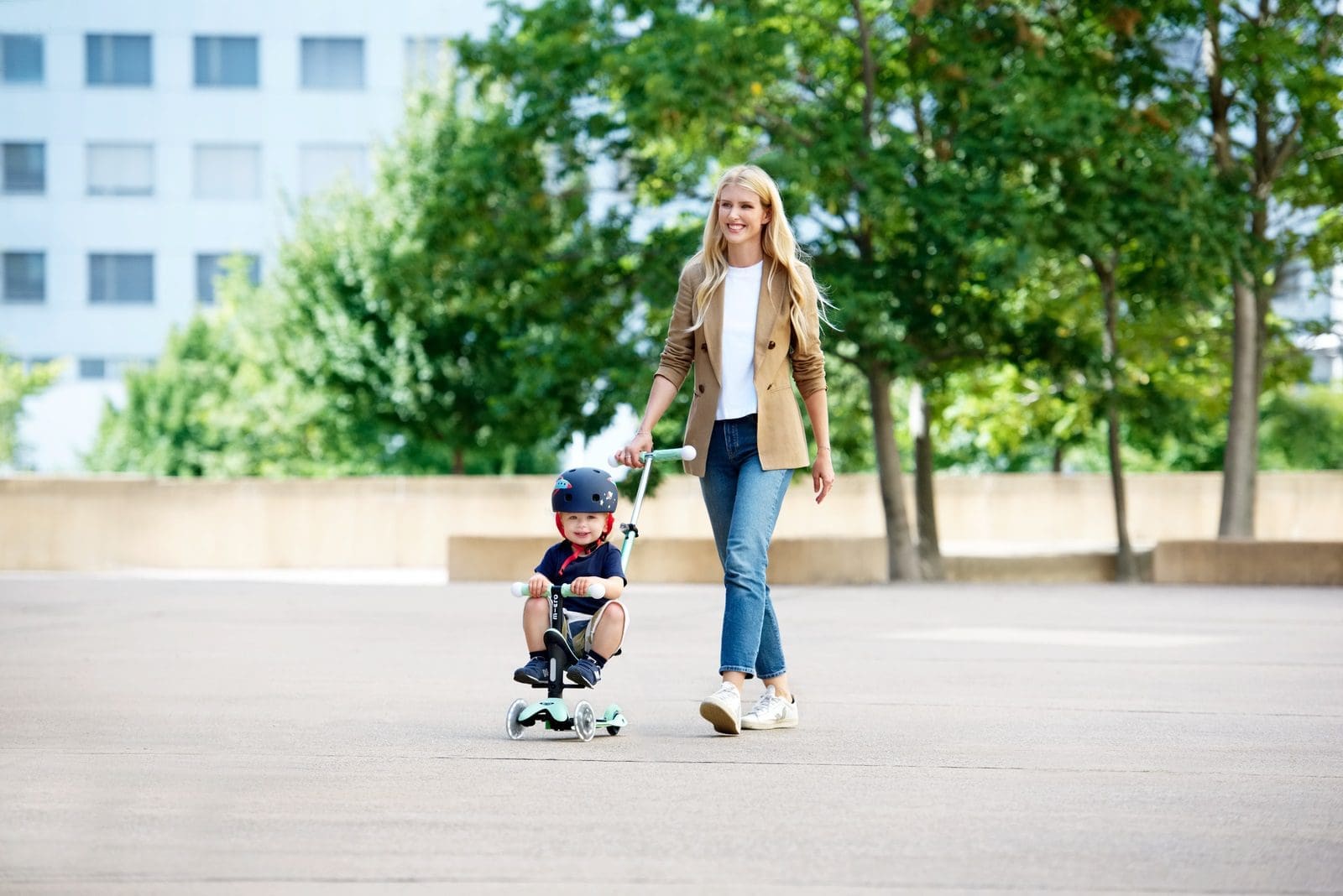 enseñar a montar en patinete infantil Mini2Grow Deluxe Magic LED Mint