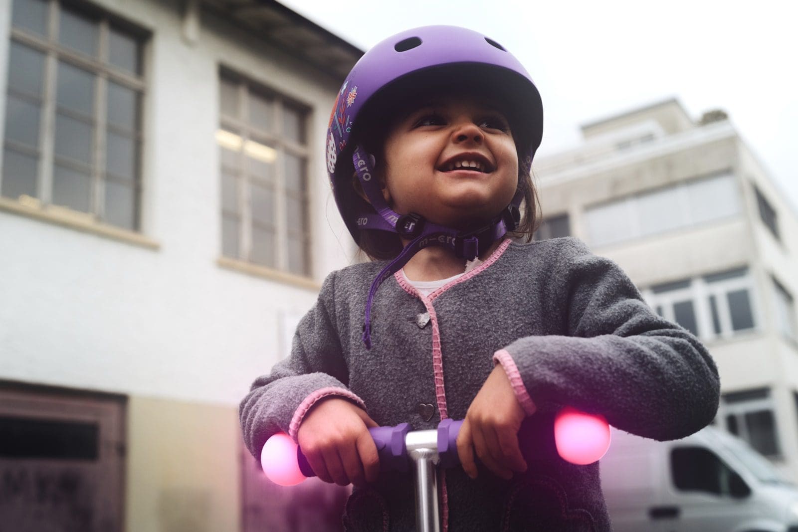 Patinete con luces led Mini Micro Deluxe Magic Purple - patinete con luz led en las ruedas